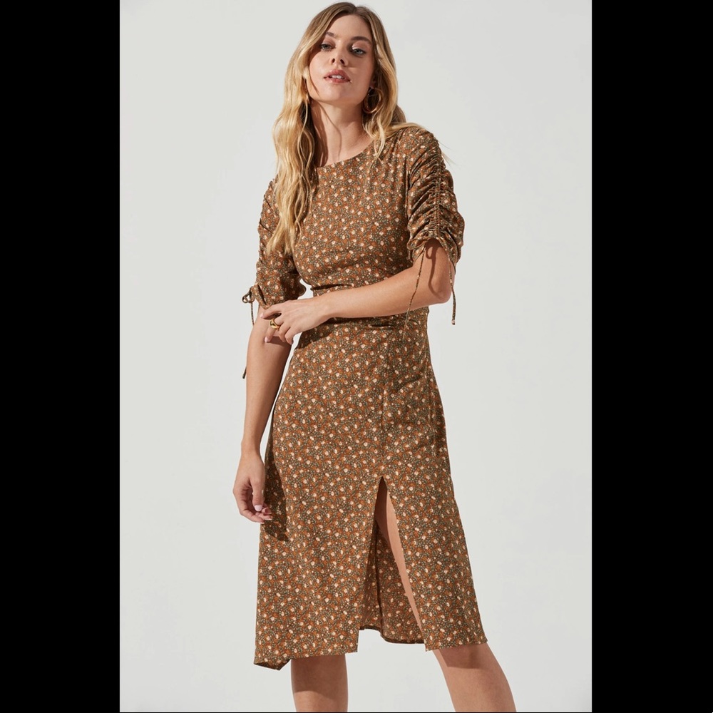 ASTR The Label RUCHED SLEEVE MIDI DRESS - Picture 3 of 6